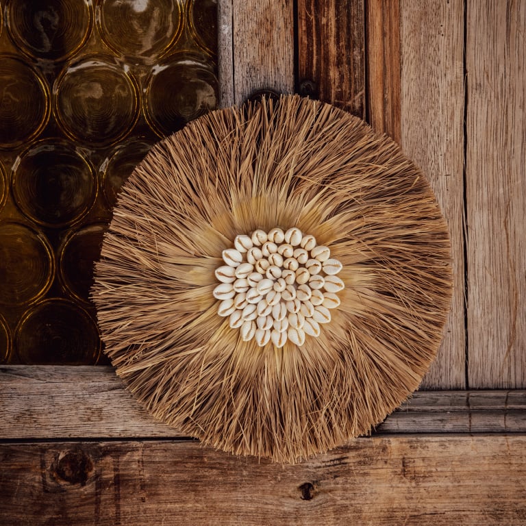Decoratiune de perete din fibre si scoici naturale 23 cm