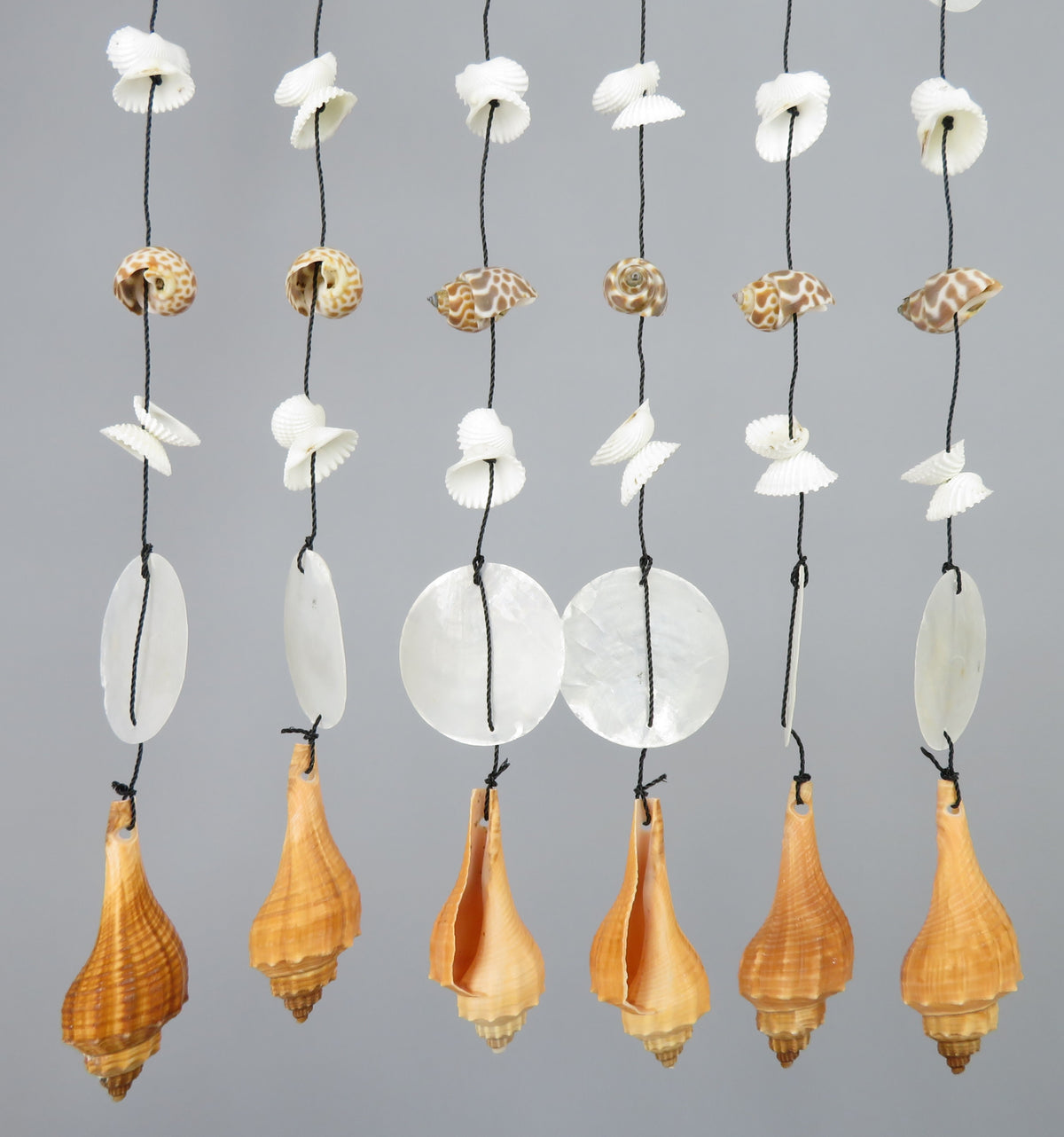 Decoratiune de perete din lemn si scoici naturale 70x30cm